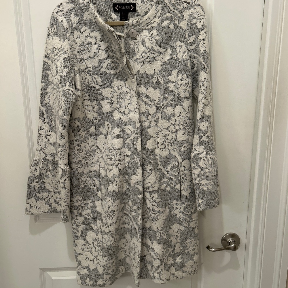 Nanette Lepore Women’s Floral knit Coat size M, Gray and white